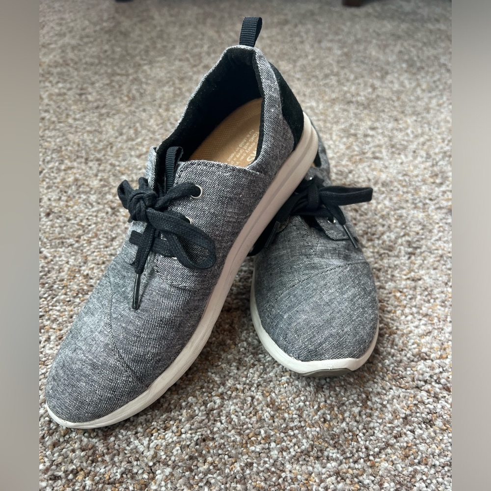 Tom’s sneaker